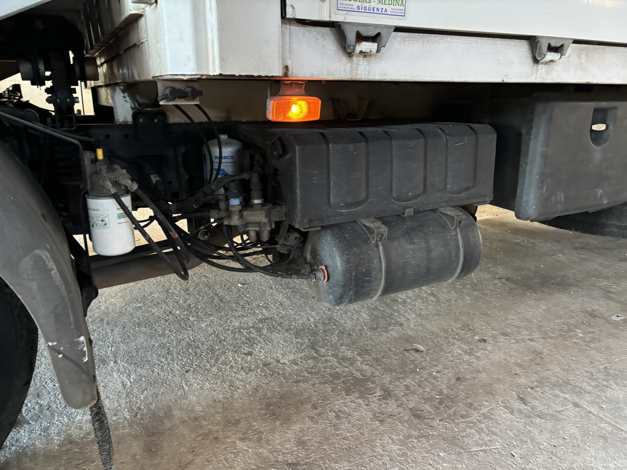 RENAULT MIDLUM 12.220 PLATAFORMA ELEVADORA 2003 - Imagen 17