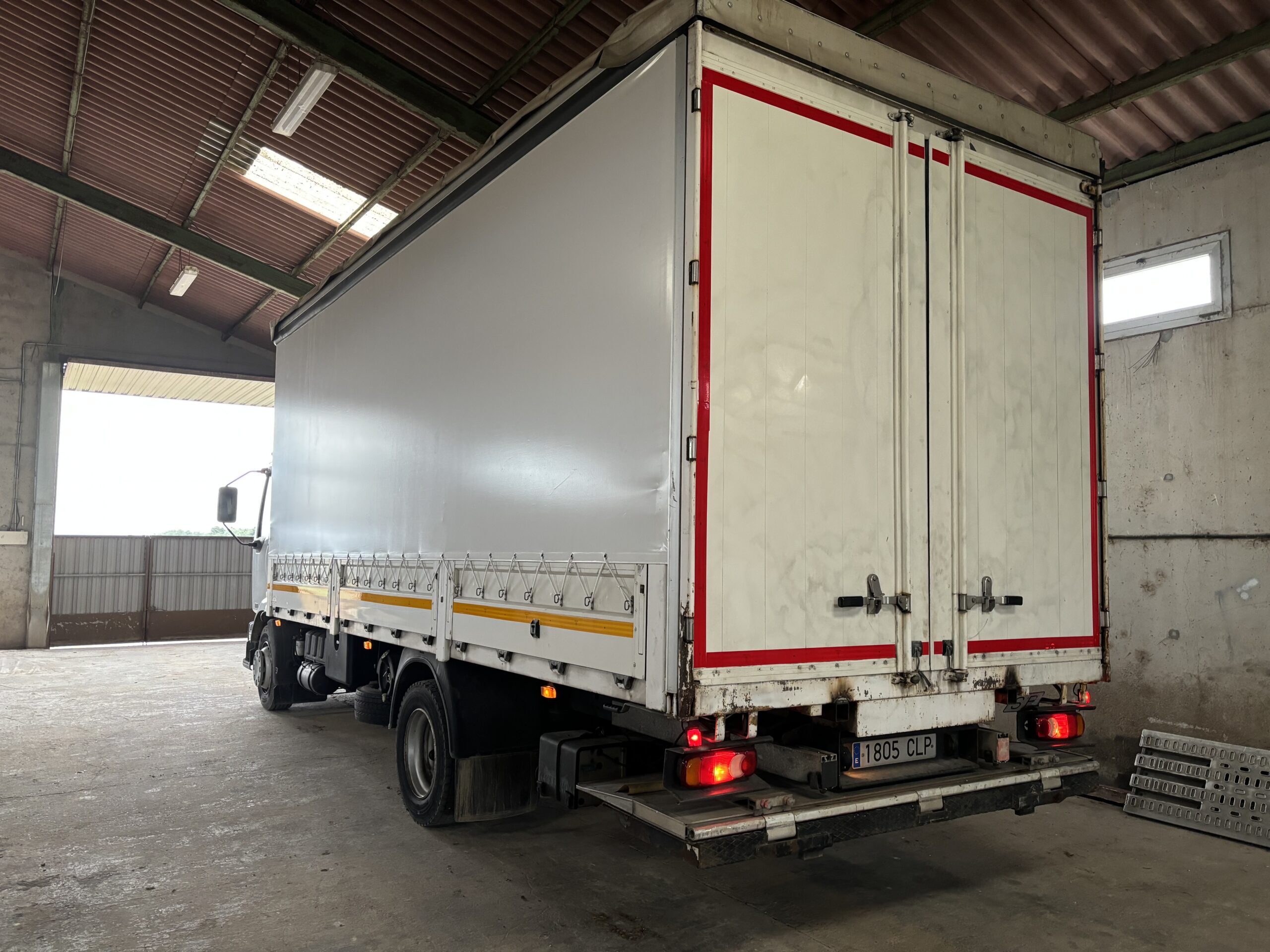 RENAULT MIDLUM 12.220 PLATAFORMA ELEVADORA 2003 - Imagen 4